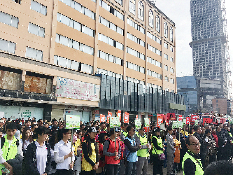 2017年3月5日，是我國第54個(gè)學(xué)雷鋒紀(jì)念日。3月份的春天萬物復(fù)蘇，百花齊放。陽光透過淡薄的云層照耀著大地，它的萬道金光愉快地普照著萬物。春風(fēng)拂面,是那么清柔,那么親切,就像是雷鋒的精神一直溫暖著、鼓舞著我們!